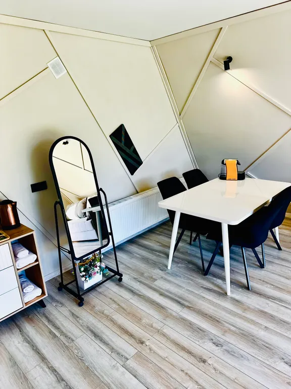 Домик по дороге в горы