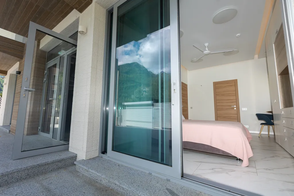 Просторная квартира с живым камином и видом на горы