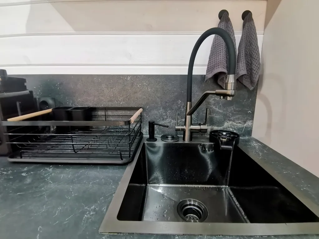 Панорамный дом в окружении леса на берегу водохранилища