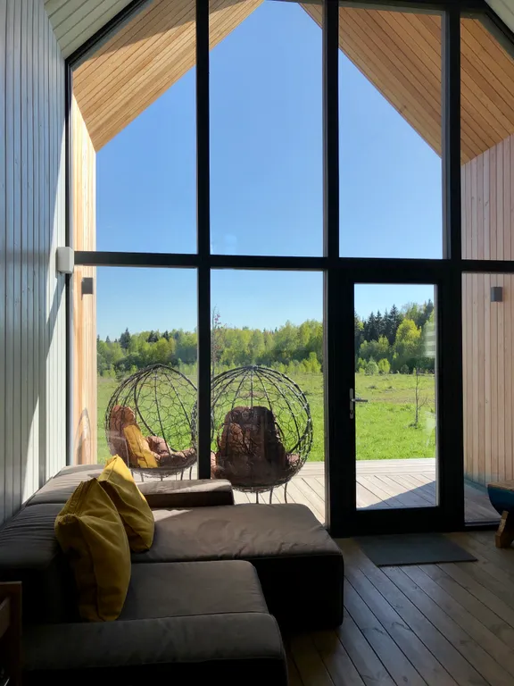 Стильный просторный дом с террасой и видом на луг