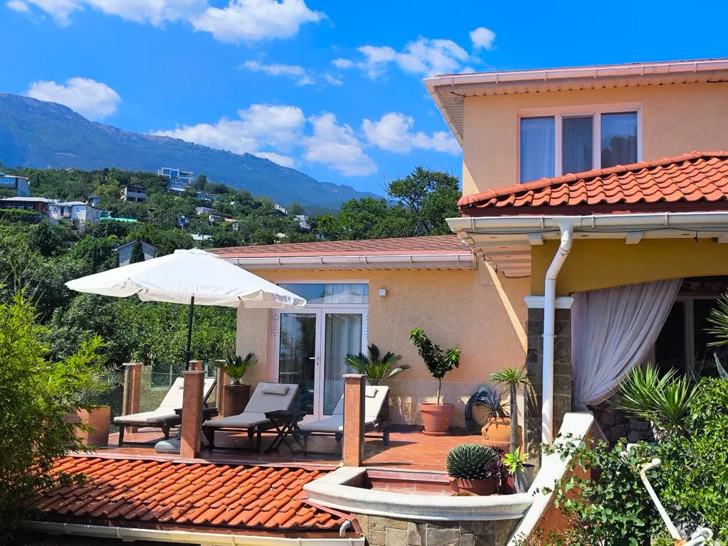 Коттедж Двухэтажный дом с видом на море — аренда посуточно в Кореиз