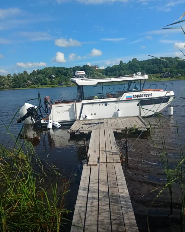 Усадебный дом с видом на реку, берег с мостками и рыбной ловлей