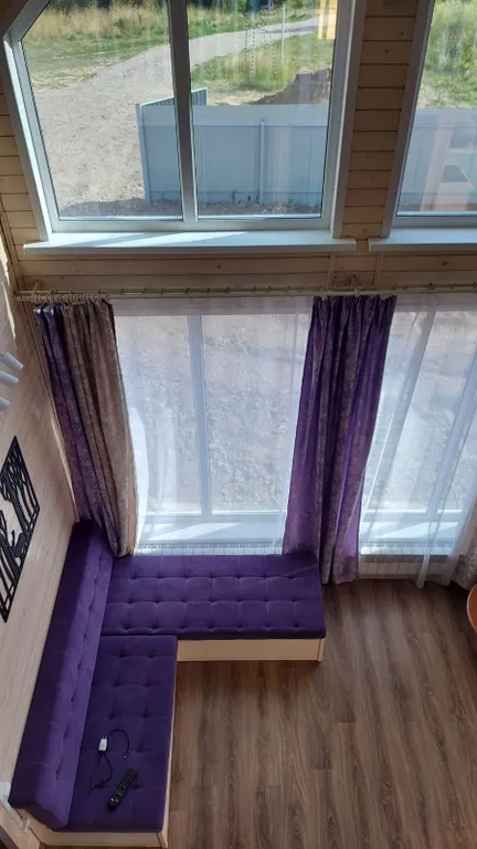 Современный дом с видом на лес