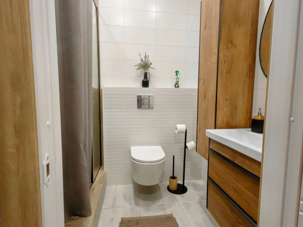 Просторная студия рядом с большим торговым центром