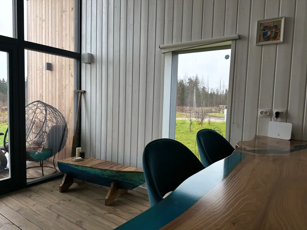 Стильный просторный дом с террасой и видом на луг