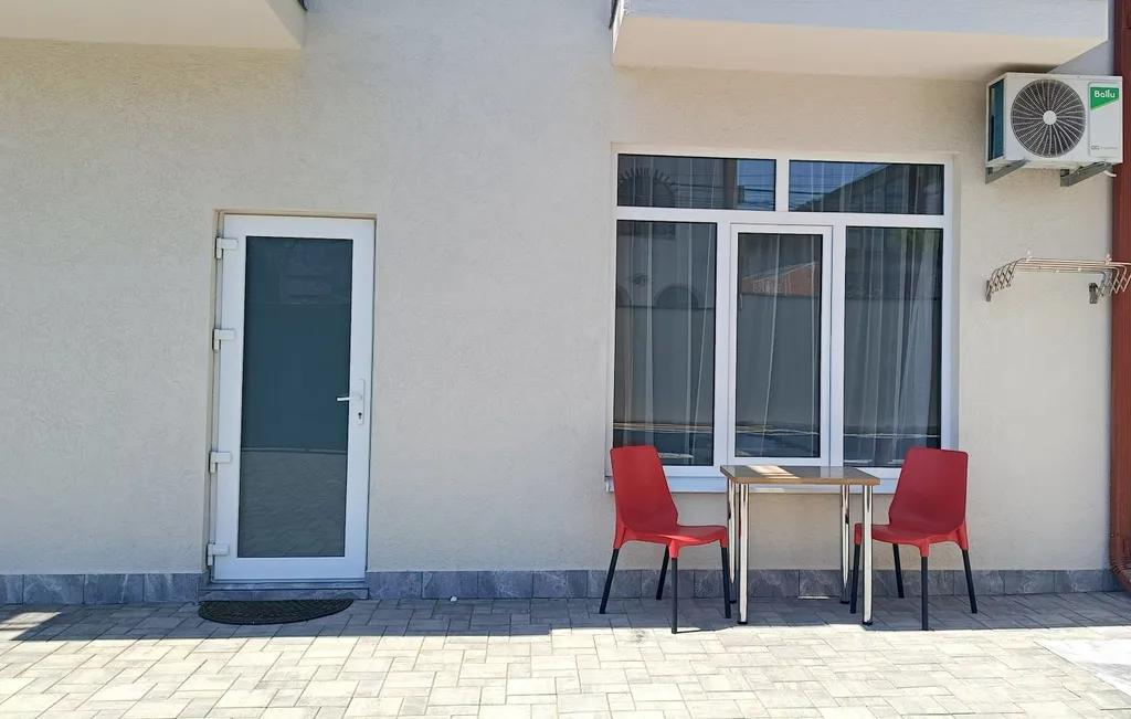 Трехместный номер с выходом во двор