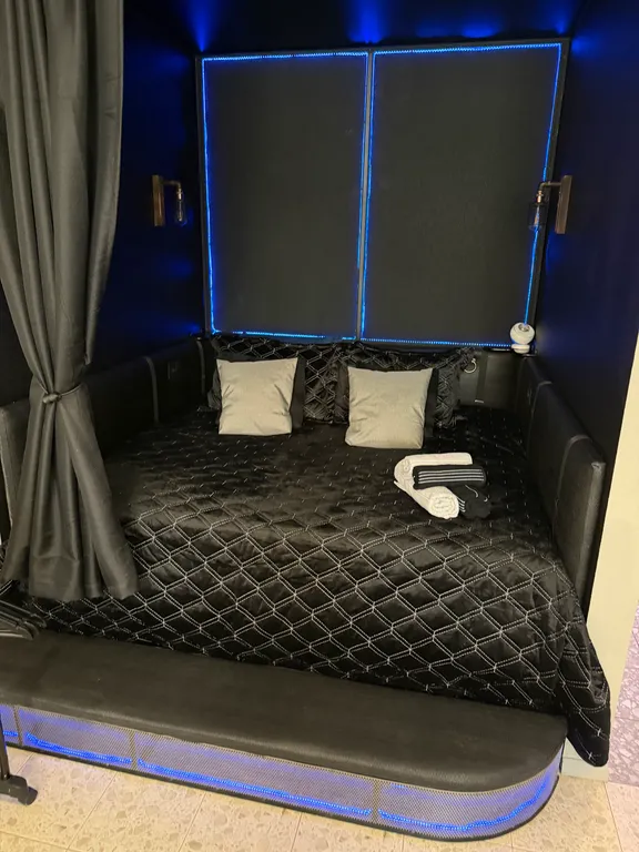 Квартира студия с джакузи и множеством подсветок