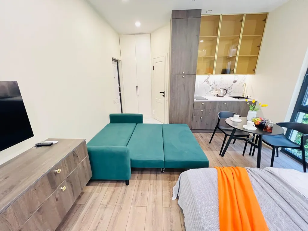 Апартаменты с балконом и бассейном на территории