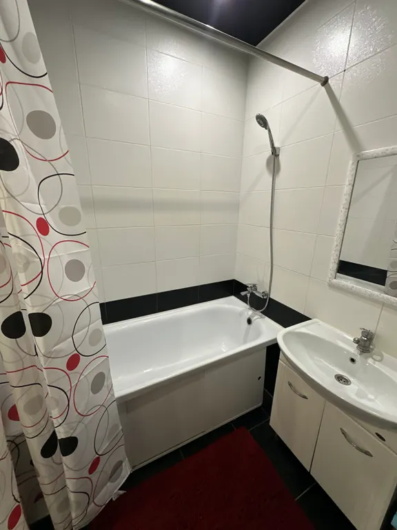 Элитный дом с живописным прудом во дворе