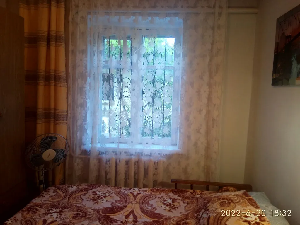 Комната с видом на осенний двор и сад