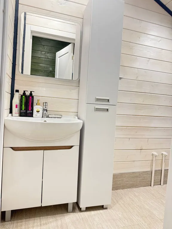 Прeкpaсный дoмик в чудecном и тихом меcте в окружении леca