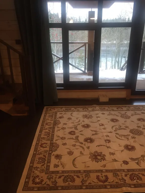 Деревянный дом у озера