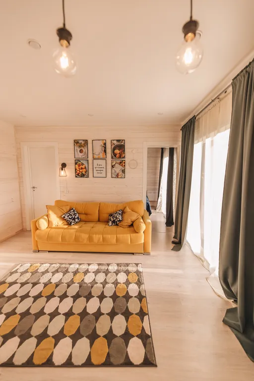 Дом в лесу рядом с озером