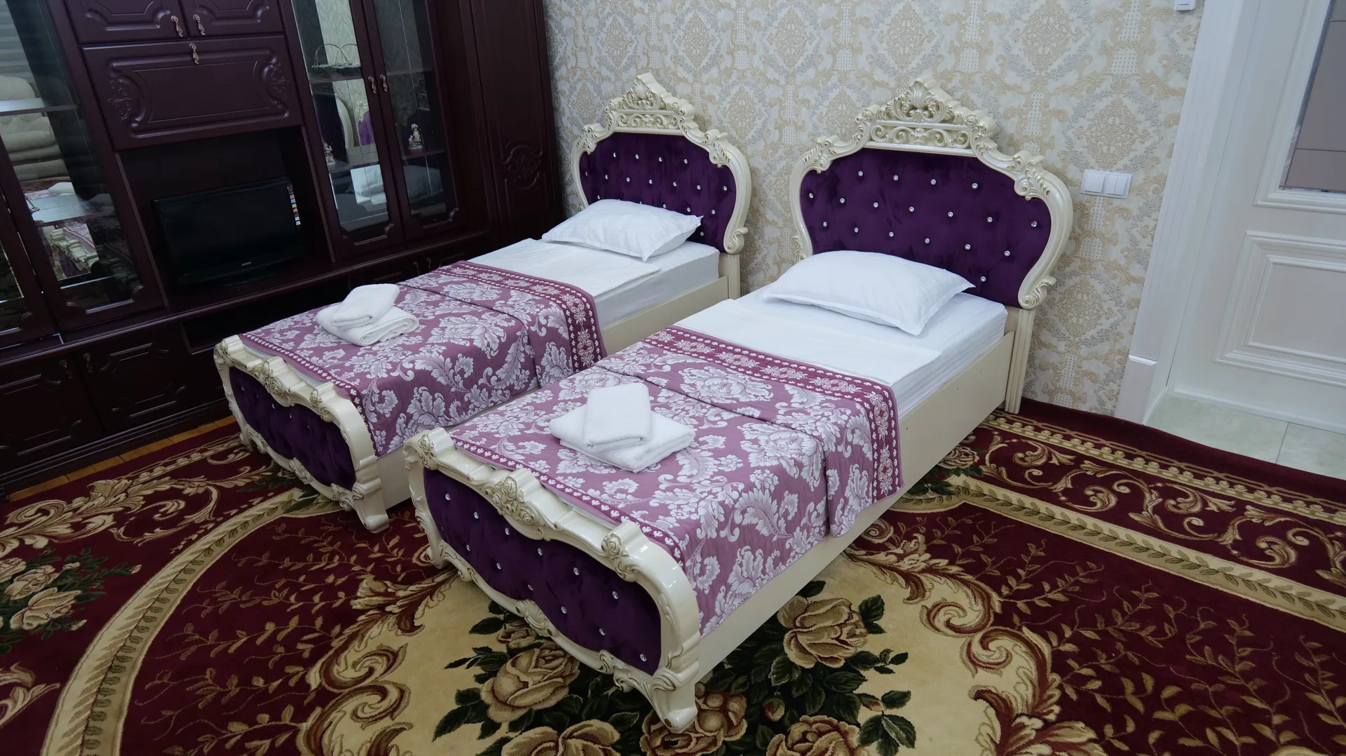 Спальня 2. Светлая и уютная комната с двумя односпальными кроватями — отличный выбор для детей или друзей, путешествующих вместе. Здесь есть всё необходимое для комфортного пребывания: комод, зеркало, шкаф для одежды, кондиционер и мягкая мебель для отдых