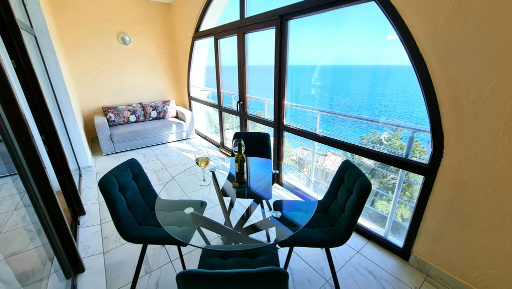 Супер-видовая квартира в Ливадии на берегу моря