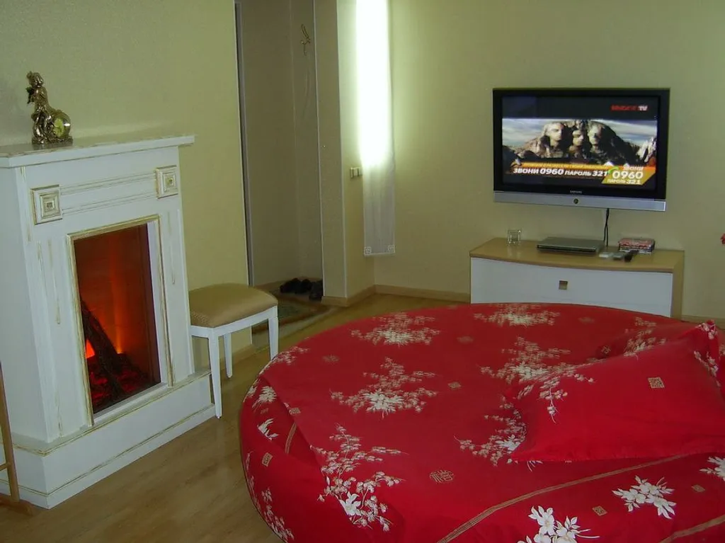 Квартира с золотой джакузи и камином