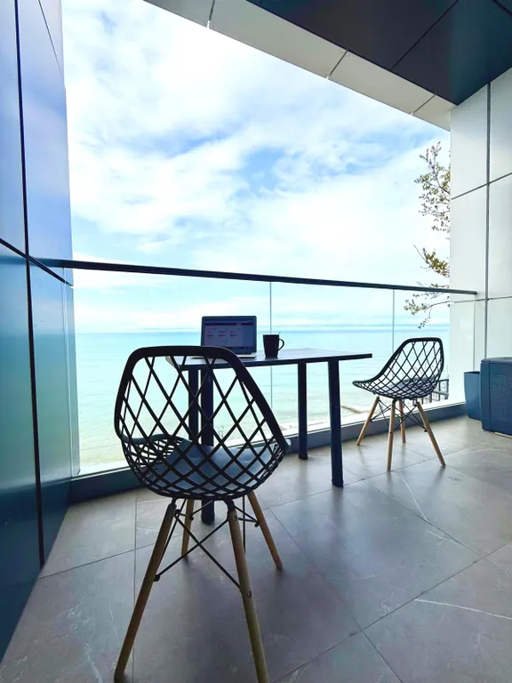 Романтичная студия в стиле лофт с прямым видом на море