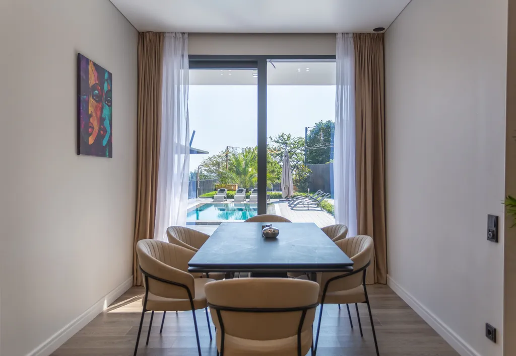 Дом у моря с бассейном