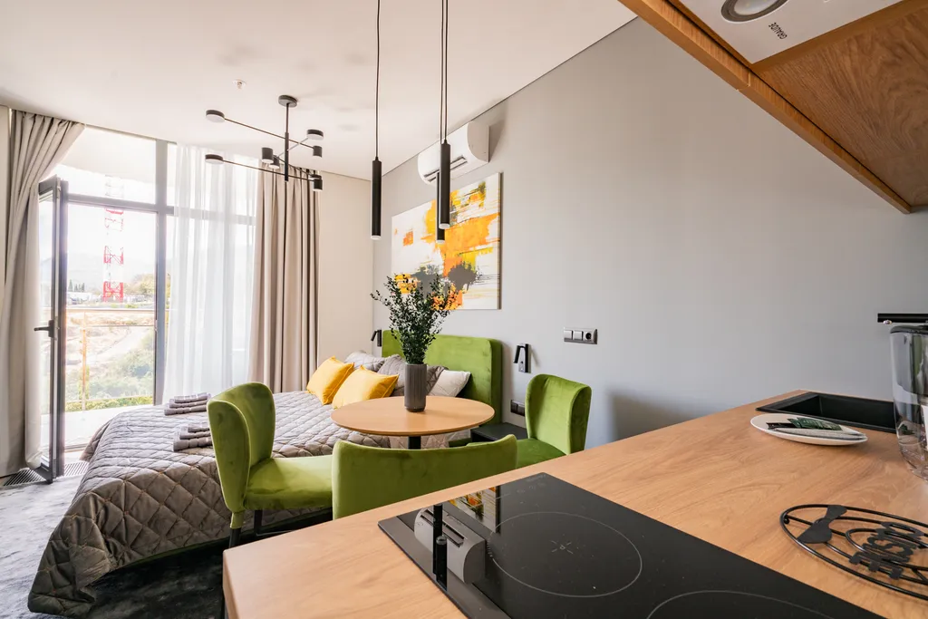 Дизайнерская студия LS-GREEN с боковым видом на море с 13 этажа