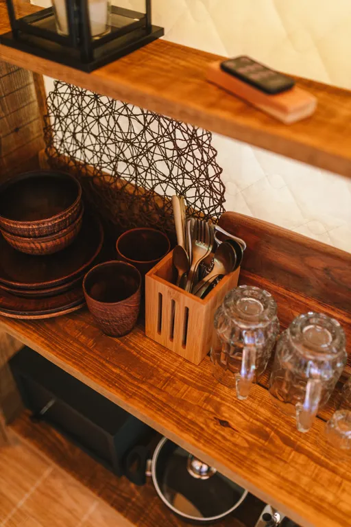 Уединенный мини-глэмпинг на берегу горной реки