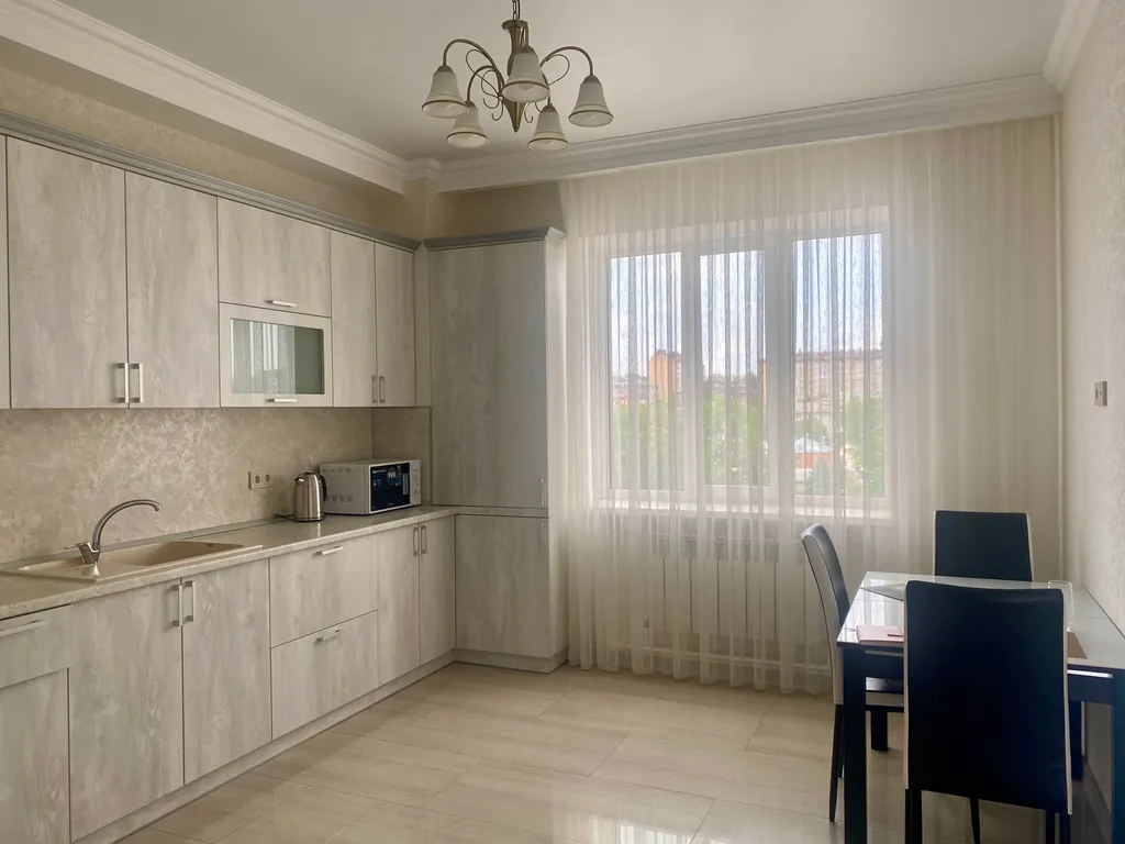 Просторная квартира с видом на горы в центре города