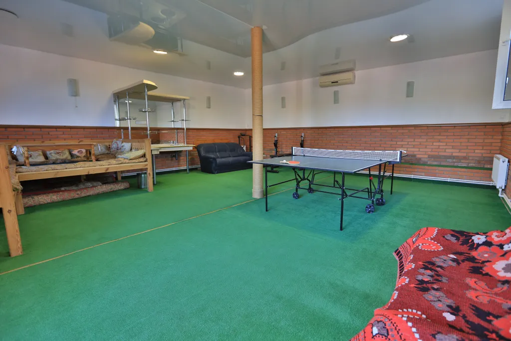 Коттедж Добротный кирпичный дом со своим двором в усадьбе Можжевеловый дворик — Айвовое