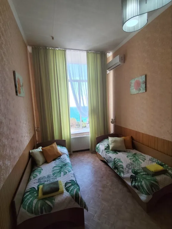 Трехместный номер с 2  кроватями и диваном. Стандарт с видом на море.