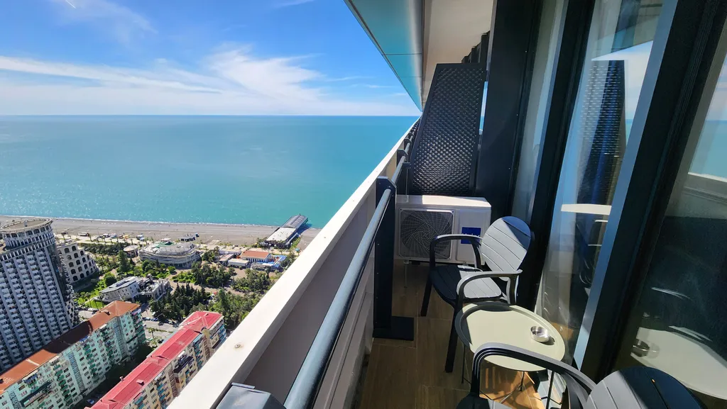 Вид на город и море