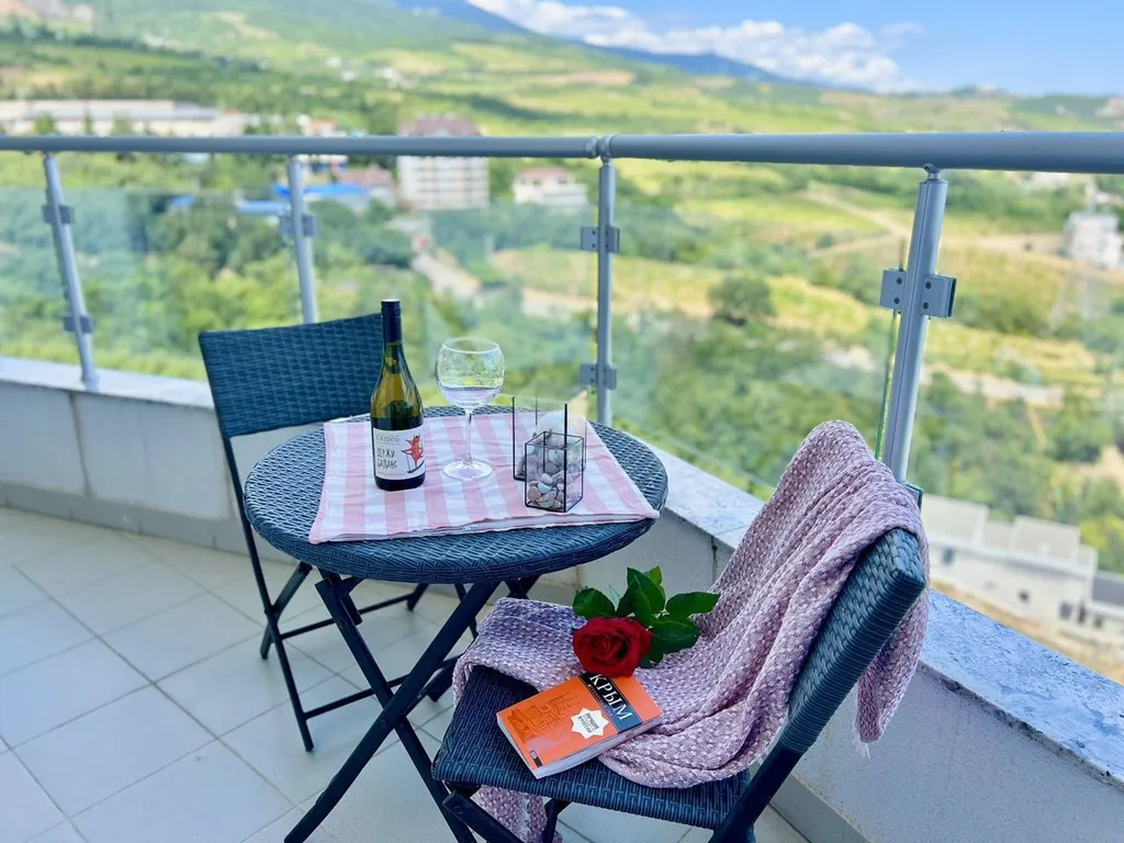 Уютная двухкомнатная квартира с шикарным видом в Гурзуфе