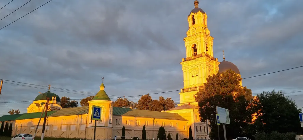 Дом-шалаш с видом на лес