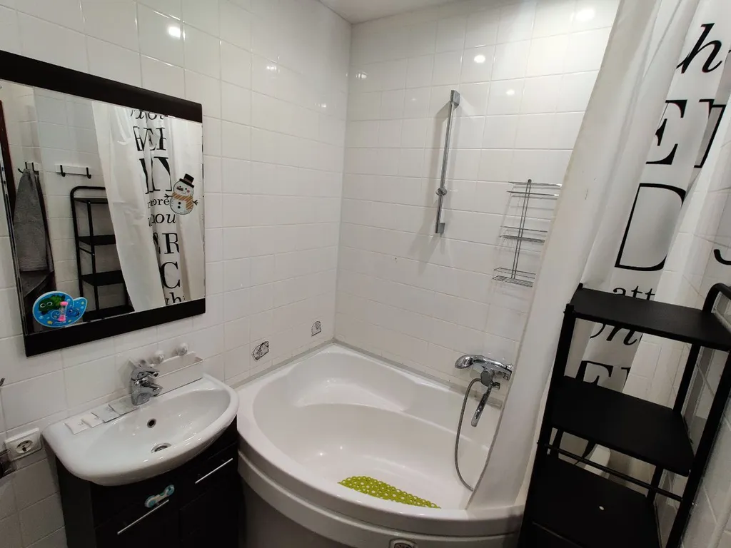 Уютная, чистая, тёплая квартира с видом на метро мост