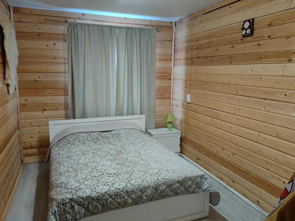 Уютный коттедж в экологически чистом районе — аренда посуточно в Боровичи