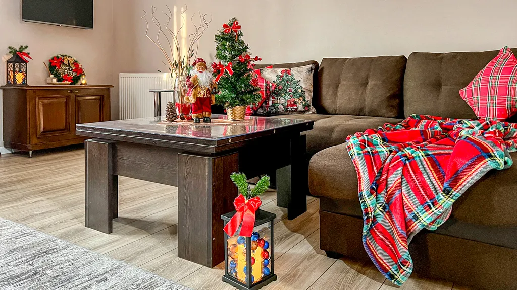 Домик коралл с бассейном в центре