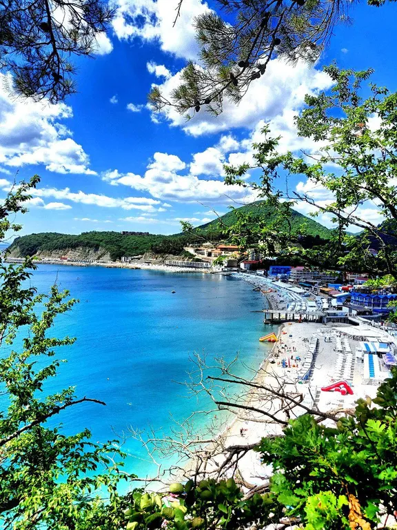 Место, где величие гор встречается с безграничностью моря