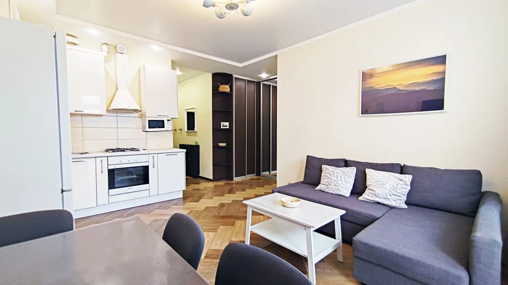 Просторный апартамент с панорамным видом на горы в центре. Спальня