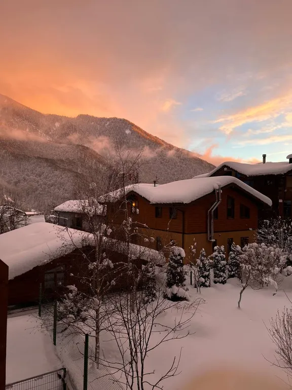 Студия с видом на закат в горах