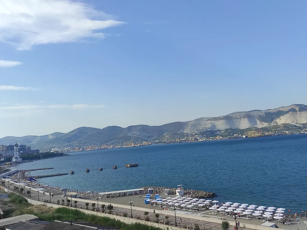 Новая евро-двушка с панорамным видом на море и пляж перед домом