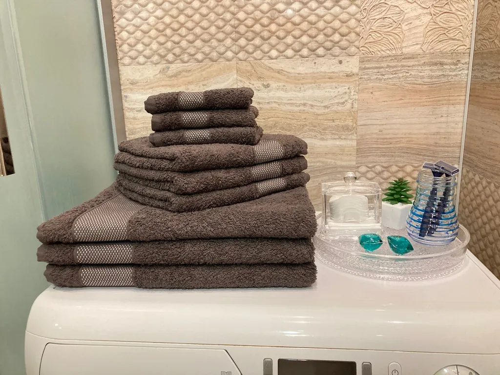 Просторная студия с огромной лоджией у озера