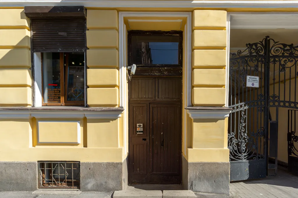 Четырехкомнатная квартира с бaлкoнoм в цeнтрe