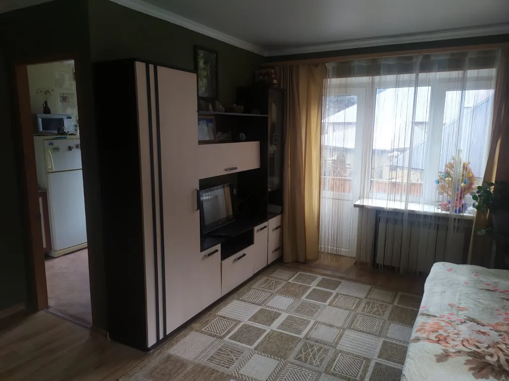 Панорамный вид из окон на горы и ущелья