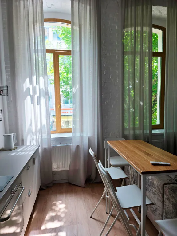 Новые апартаменты с высокими окнами на пешеходной улице