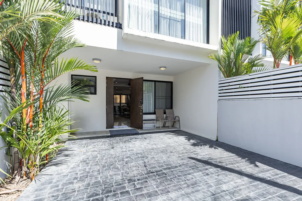 Awesome 3bd Townhouse with a patio