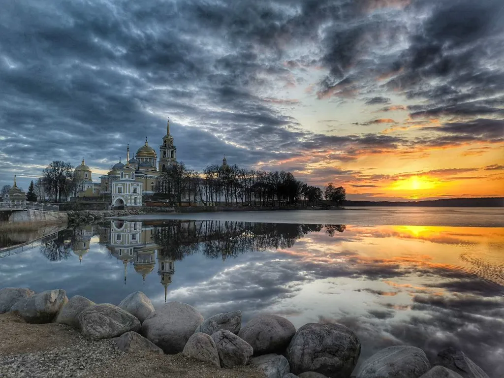 Глемпинго плот на Селигере у монастыря