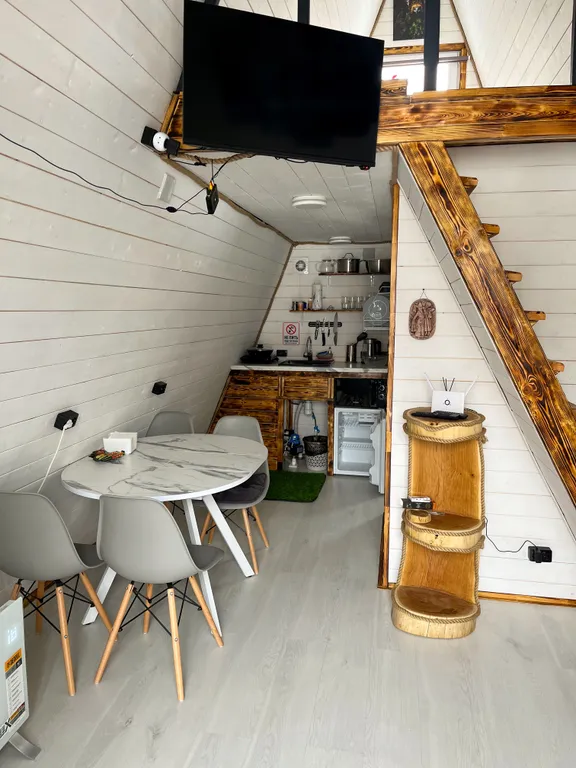 Афрейм на опушке леса с бассейном