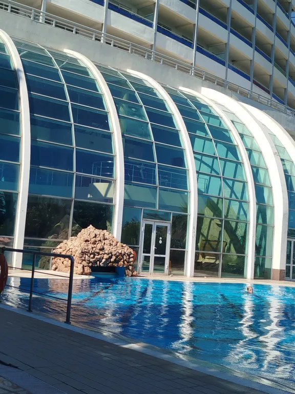 Огромная квартира с бассейном и видом на море