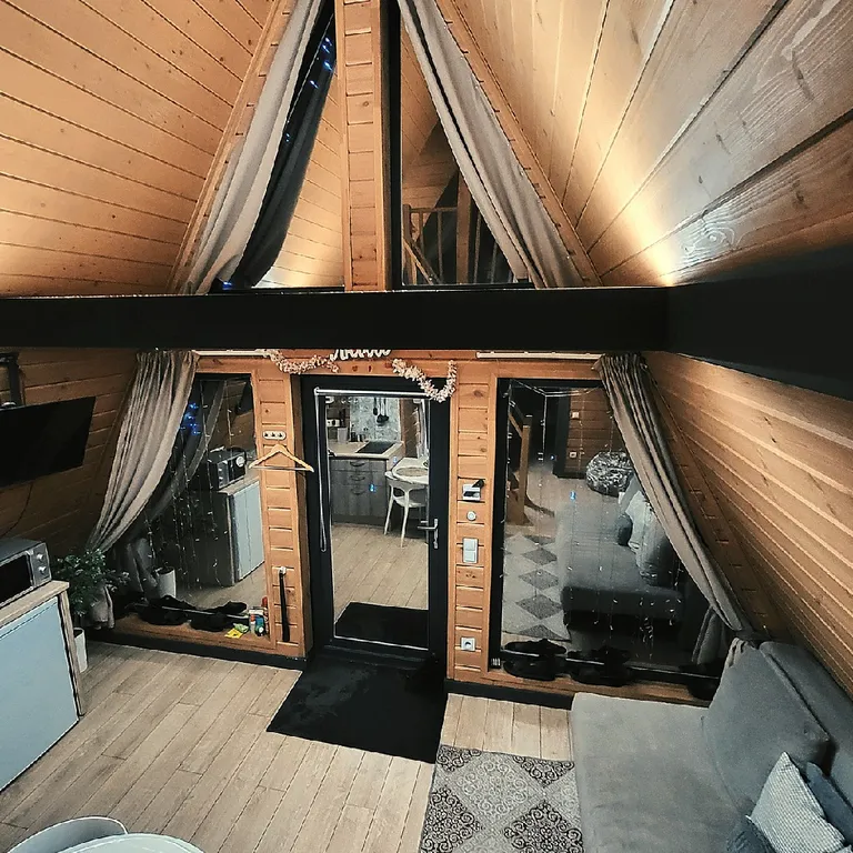 Уютный домик в стиле А-фрейм