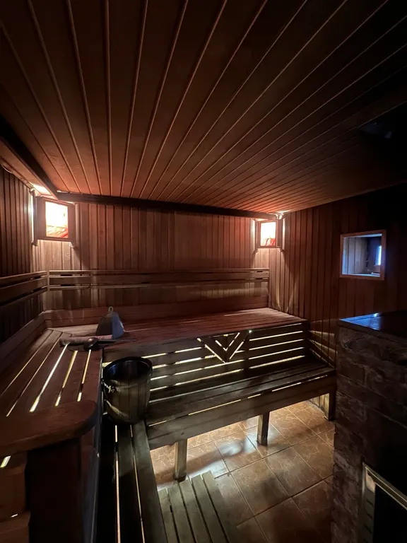 Уютный домик с баней, камином и террасой возле пруда