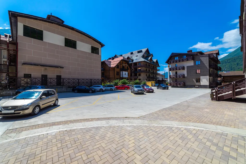 Просторная студия с балконом и видом на горы