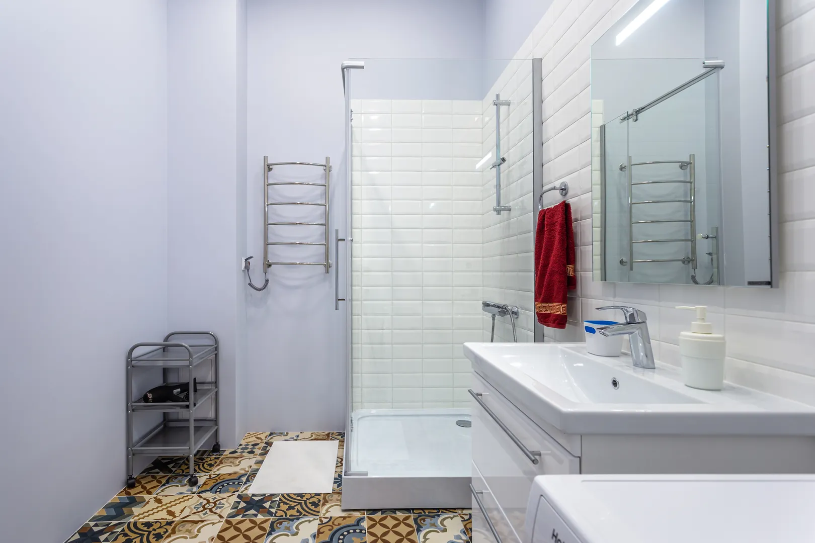 Действительно просторная ванная комната с душевой кабиной. Фен обязателен в каждой нашей квартире. А электрический полотенцесушитель работает в любое время года.