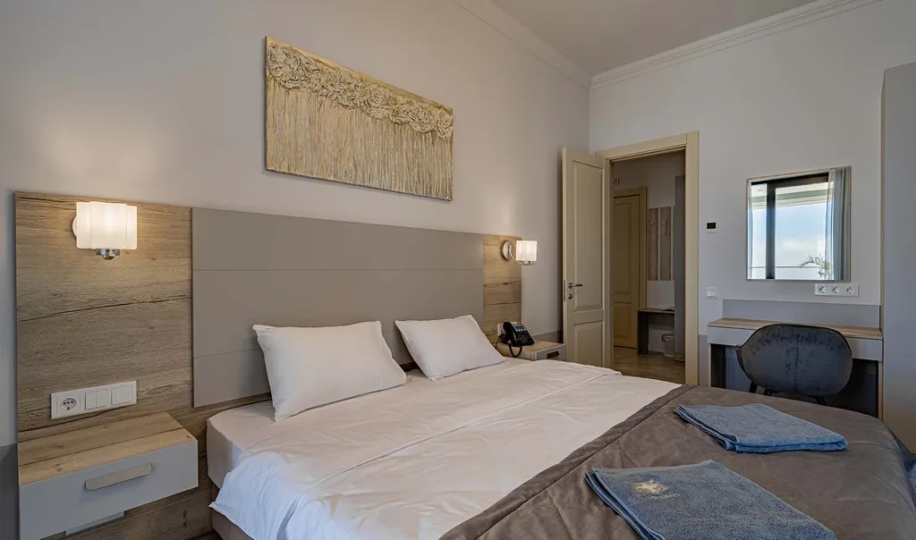 Делюкс с выходом к бассейну и террасой